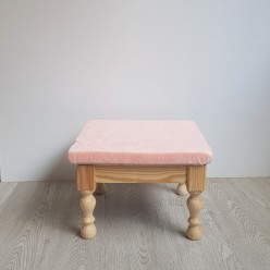 Escabel pequeño 25x34x34 con patas para enroscar